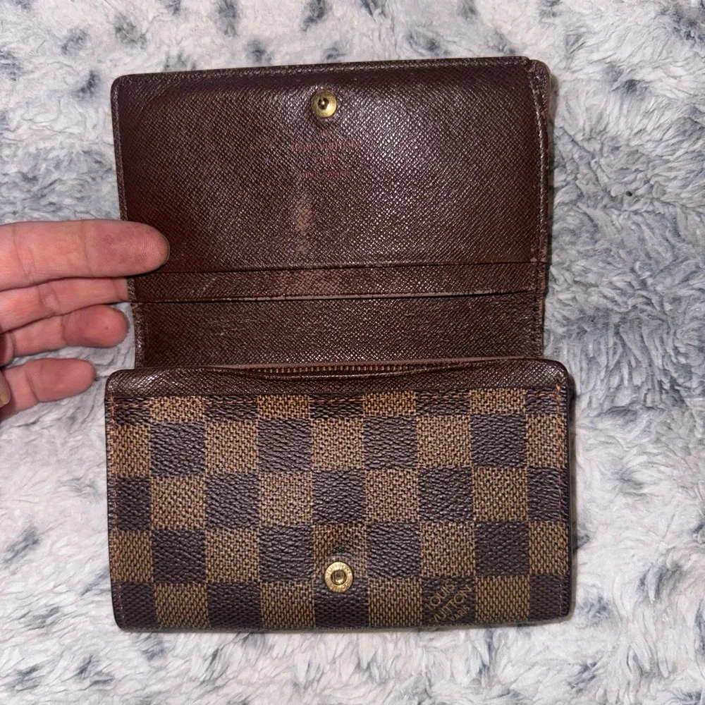 Men’s or Women’s Louie Vuitton and Rare Damier Ebene long wallet! Pre-loved 🔥🔥